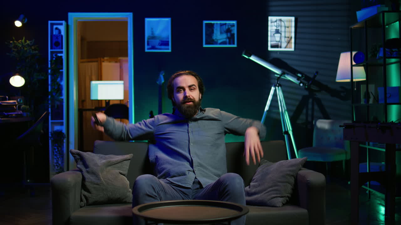 스포츠 경기를 보는 화가 난 지지자, 좌절감으로 tv를 끄는