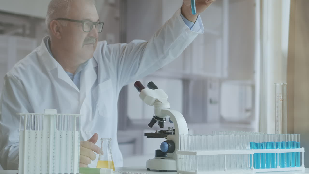 микробиологическая лаборатория: ученый работает с различными бактериями. концепция фармацевтических исследований антибиотиков, лечащих болезни с помощью препаратов, усиливающих днк. врач-человек с микроскопом. высококачественные 4k кадры