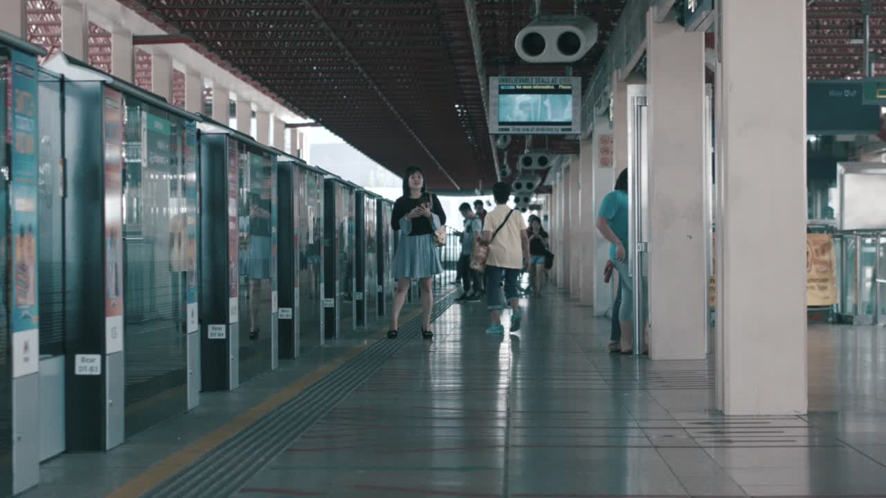 지하철 역 플랫폼 장면