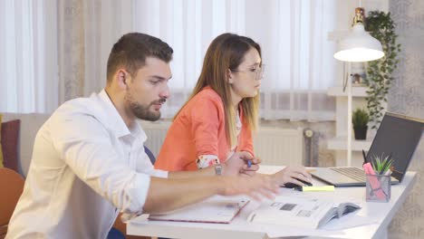 Businessman-and-businesswoman-work-in-the-home-office.