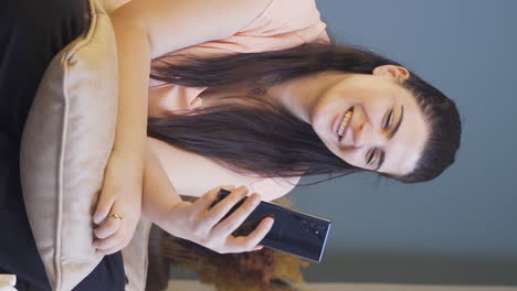 vídeo vertical de mujer enamorada videollamada por teléfono.