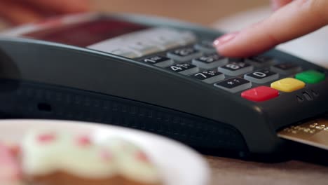 pago con tarjeta de crédito para el pedido en la cafetería. mano de la mujer introduzca el código pin