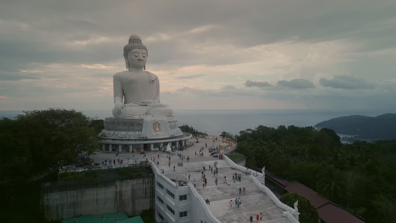 большая статуя будды на пхукете, таиланд