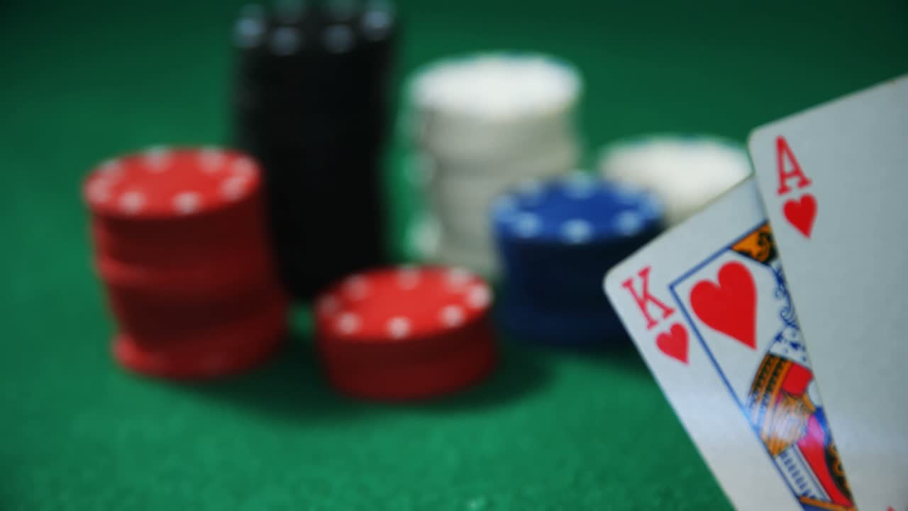 cartas de juego y fichas de casino en la mesa de póquer 4k