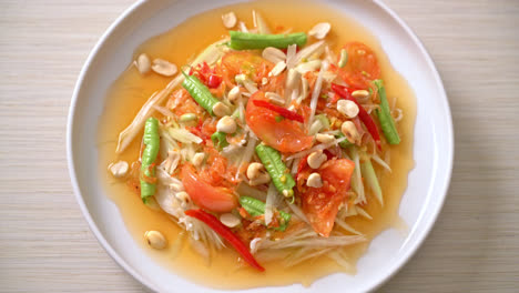 Ensalada-Picante-De-Papaya---Somtam---Estilo-Tailandés-Tradicional-De-Comida-Callejera