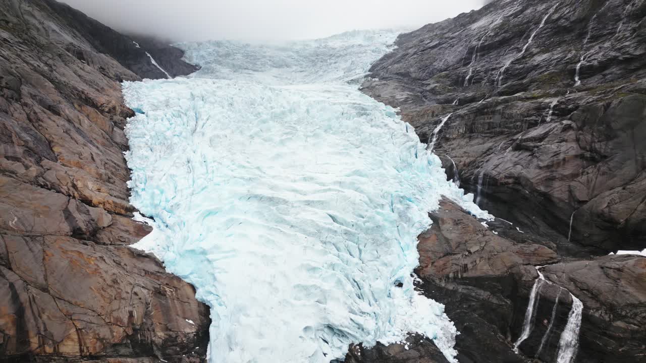 산의 바위 사이에 거대한 빙하, briksdalsbreen, 노르웨이, 자연, 드론