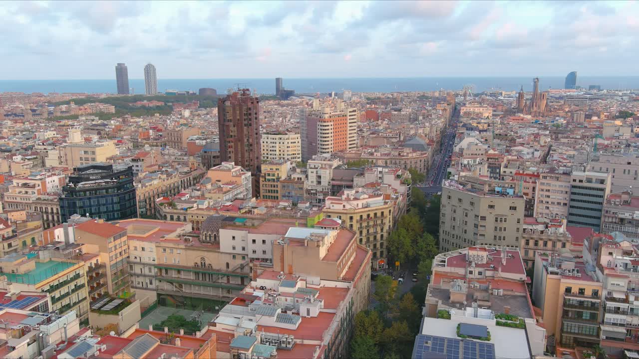 Skyline di Barcellona durante l'ora d'oro, che cattura la densa architettura della città, vista aerea.