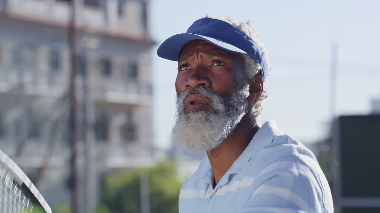 hombre jugando al tenis al aire libre