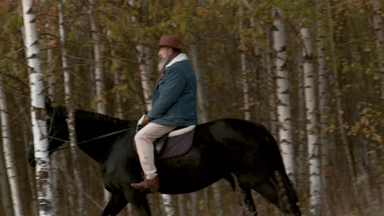 hombre montando a caballo en la granja