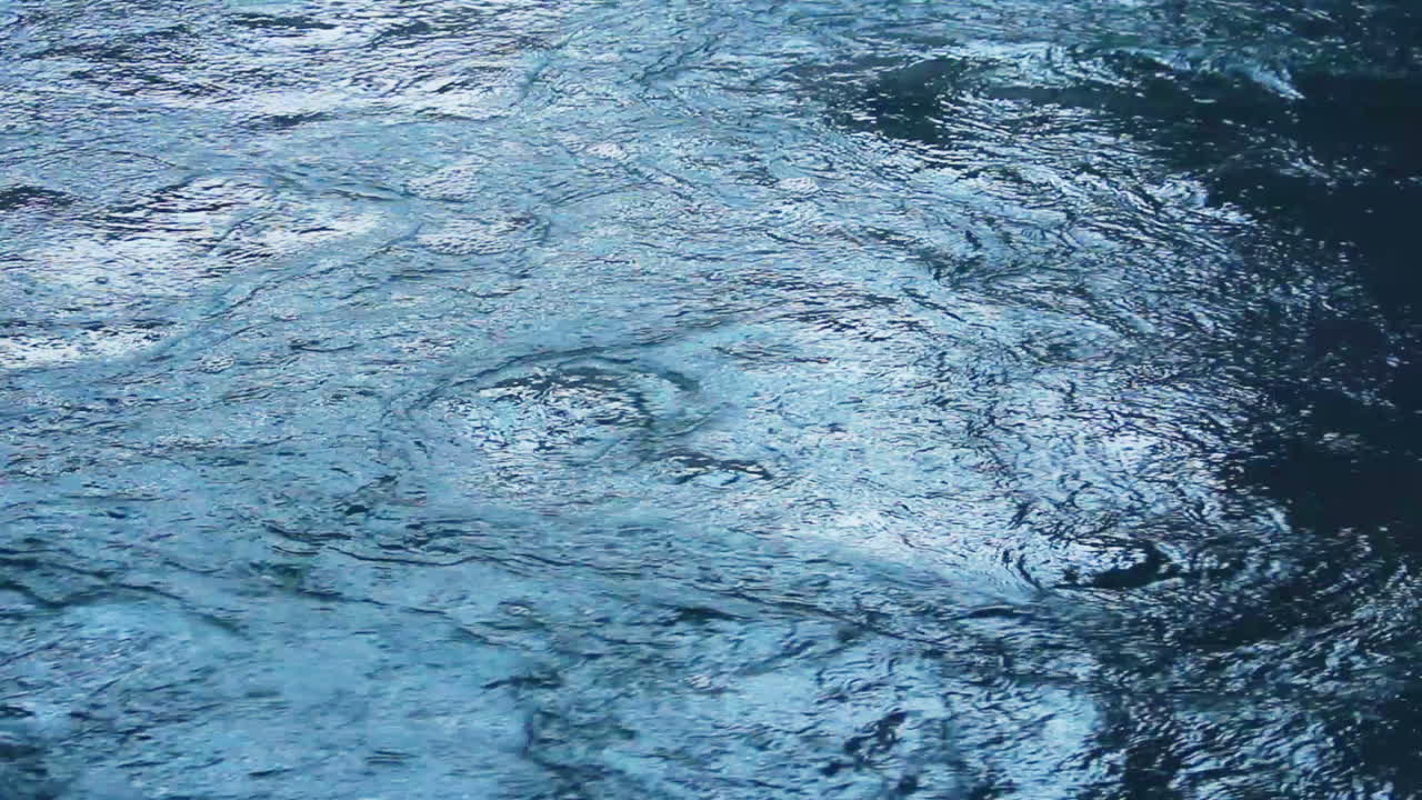 강 표면. 흐르는 물. 물 배경. 물 표면 반사