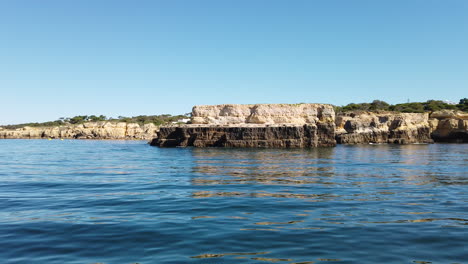 Vista-De-Una-Costa-Rocosa-Desde-Un-Barco-Filmado-Con-Una-Cámara-Estabilizadora-En-El-Océano-Atlántico