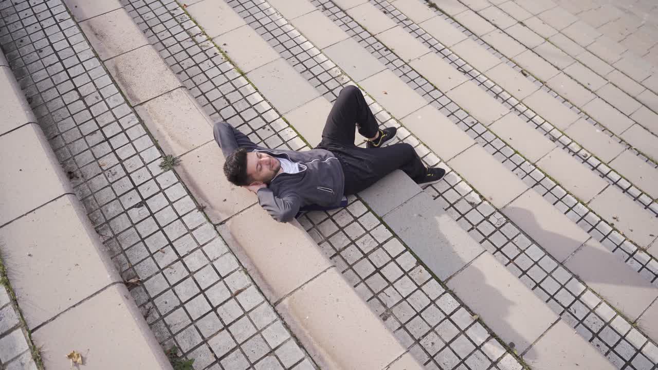 молодой человек любит одиночество и тишину и любит проводить время в одиночестве.