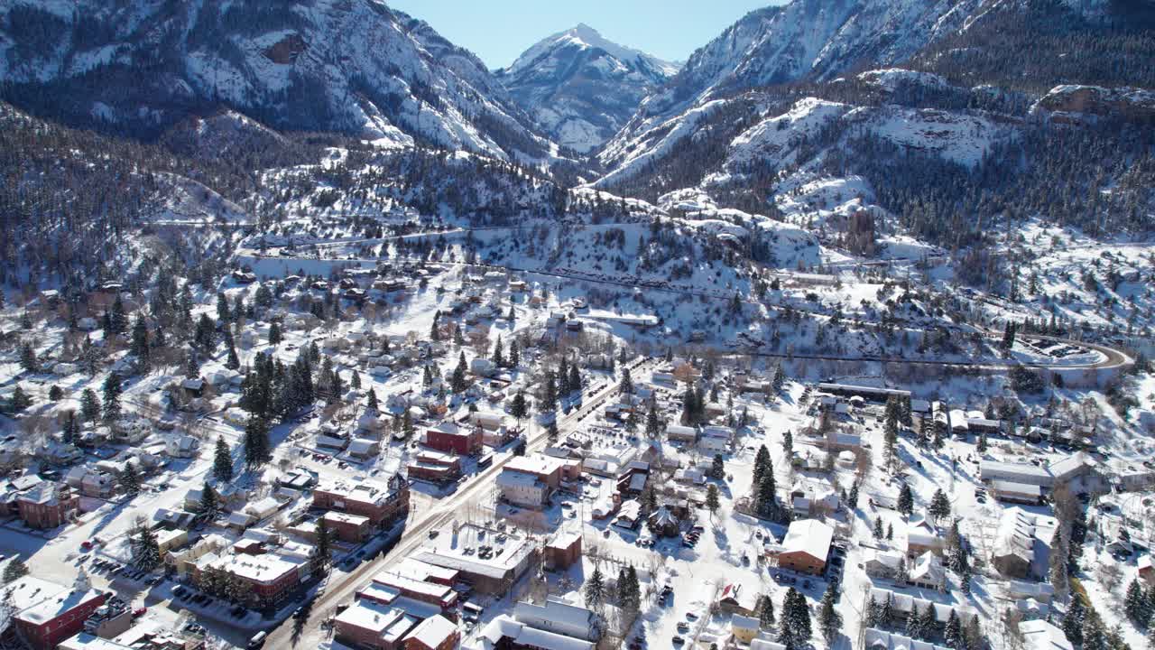 vistas aéreas de drones sobre ouray, colorado en un día soleado con nieve