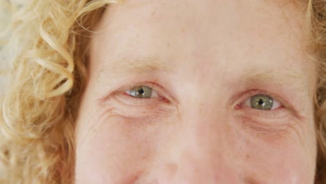 close-up-porträt eines glücklichen kaukasischen baristas, der in seinem café lächelt