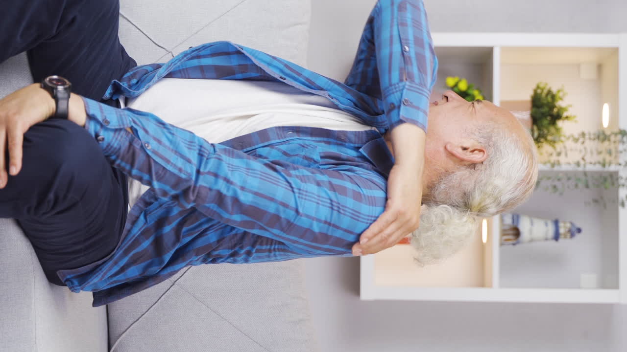 ⁇ 은이가 나쁜 기분을 느끼는 수직 비디오.