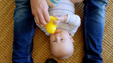 padre jugando con su bebé en casa 4k