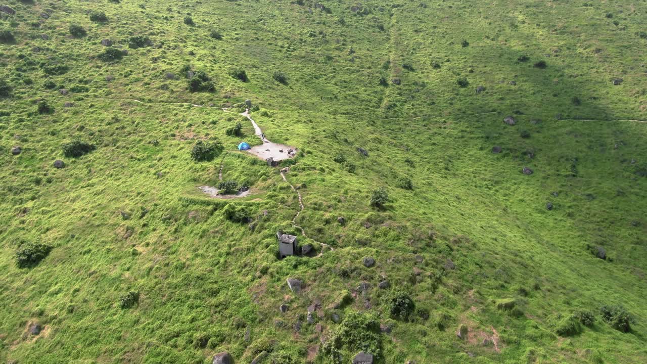 광야의 산길을 하이킹하는 남자 위의 드론 영상