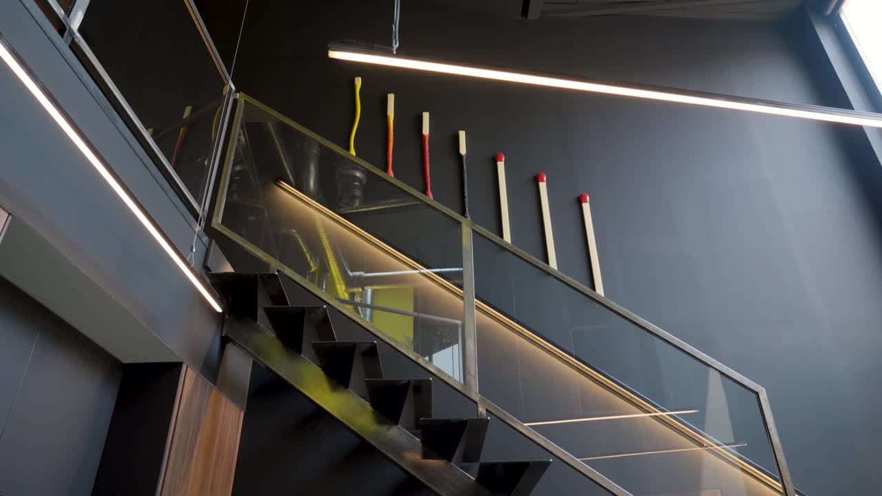 lento establecimiento de la toma de una escalera de vidrio dentro de una hermosa cocina villa