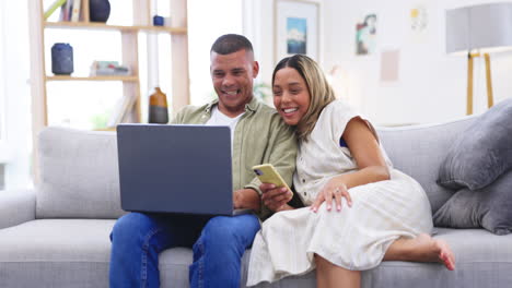 portátil, teléfono y pareja divertida en el sofá en casa