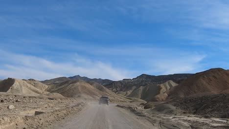 conducción offroad 4x4 en una carretera remota en el parque nacional del valle de la muerte