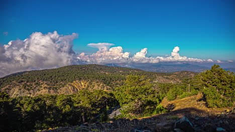 Tiro-De-Lapso-De-Tiempo-De-Nubes-Rodando-Sobre-Colinas-En-Una-Distancia-En-Un-Día-Soleado