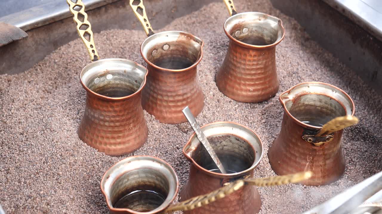 뜨거운 모래 위 에 는 터키 커피 비 의 근접 사진