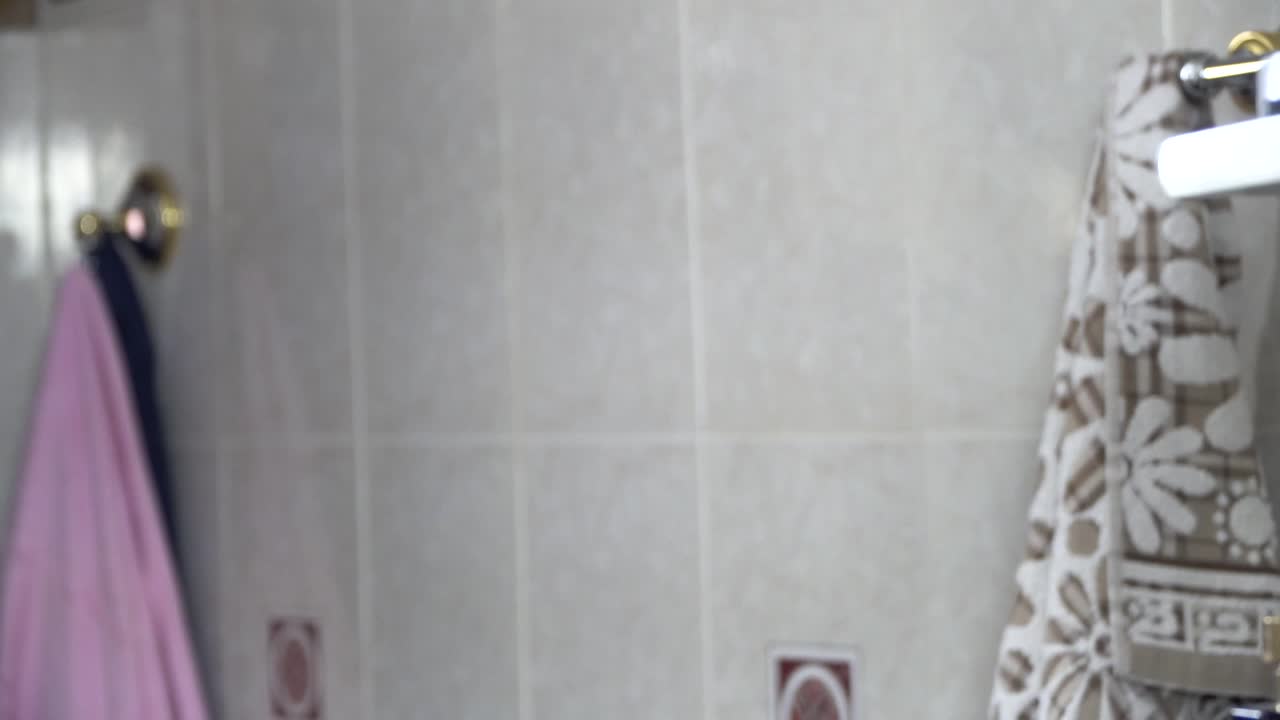 욕실에서 면도하는 남자