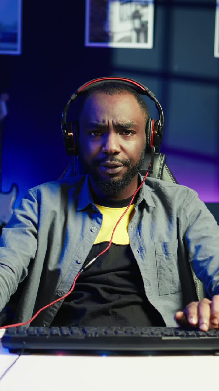 Video verticale di un giocatore di Esports che si esibisce in un torneo di gaming, mentre discute con i compagni di team