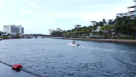 Toma-Aérea-De-Un-Barco-Que-Cruza-El-Río-Que-Divide-La-Ciudad