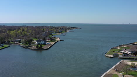 Ein-Blick-Aus-Der-Vogelperspektive-über-Bay-Shore,-New-York,-An-Einem-Sonnigen-Tag-Mit-Klarem-Himmel