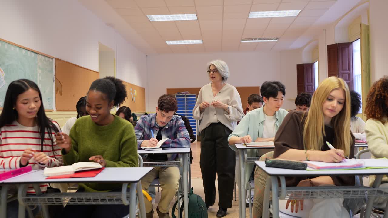 Alunos diversos aprendendo em uma sala de aula com um professor