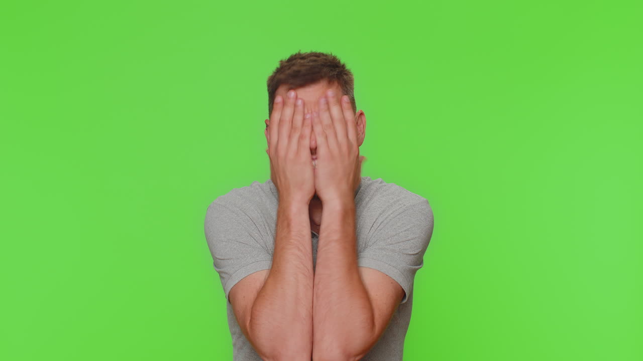 Ragazzo arrabbiato e triste urla per lo stress, per i problemi di tensione, sente orrore, disperazione, paura, rabbia, shock.