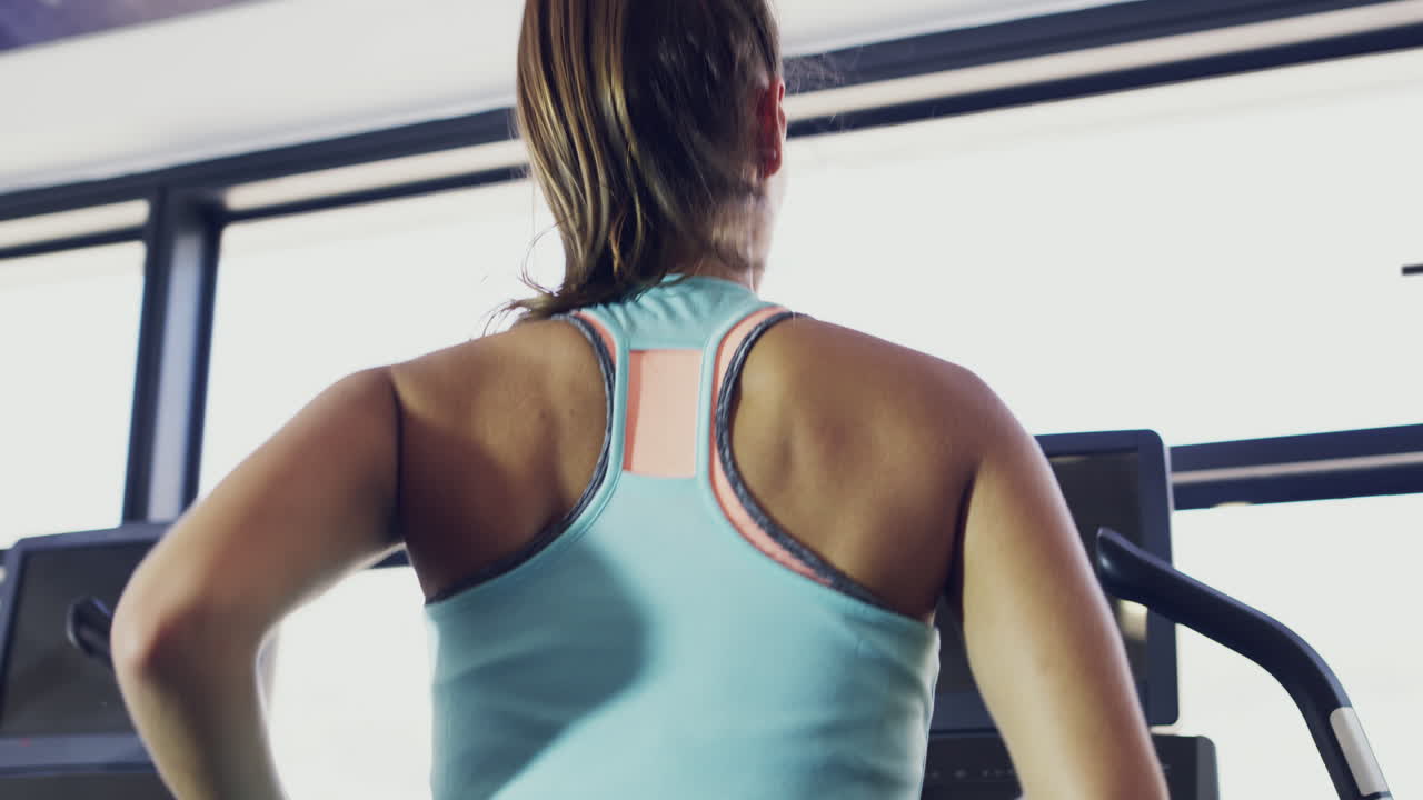 manteniendo sus pasos en sincronía