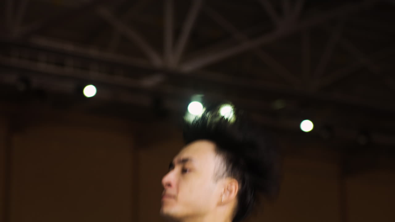 실내 훈련을 하는 청년