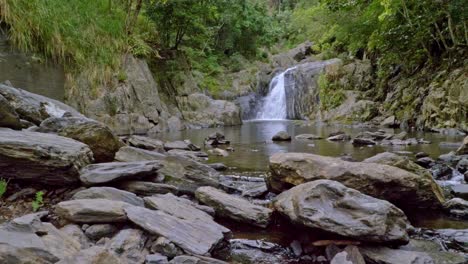 el agua dulce fluye desde las colinas rocosas en las cascadas de cristal cerca de mojones en redlynch, queensland, australia