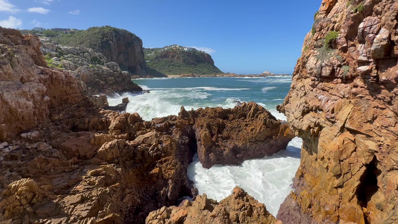 Formações rochosas naturais emolduram uma vista deslumbrante do oceano na Reserva Natural Featherbed em Knysna, África do Sul.