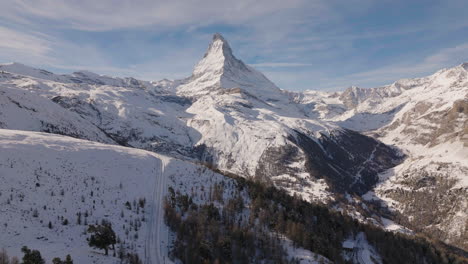 Toma-Aérea-En-Suiza-En-La-Ciudad-De-Zermatt-Con-La-Montaña-Matterhorn