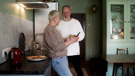 Couple-drinking-wine-at-home