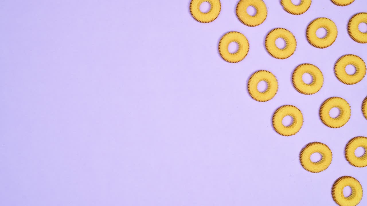 galletas redondas parpadeando en el lado derecho del tema púrpura. detener el movimiento plana