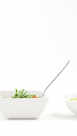 tres cuencos de pastas cocidas con tenedores