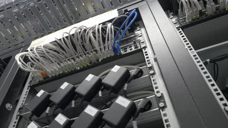 rack de servidores con equipos de red y cables