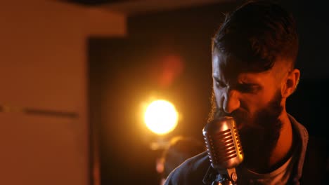banda tocando en el estudio