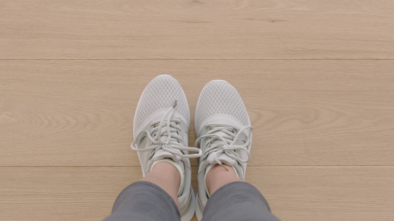 ⁇  뷰 스마트폰을 사용하는 여성의 손은 새로운 신발의 사진을 찍고 소셜 미디어에서 사진을 공유하고 세련된 패션을 즐기고 있습니다.