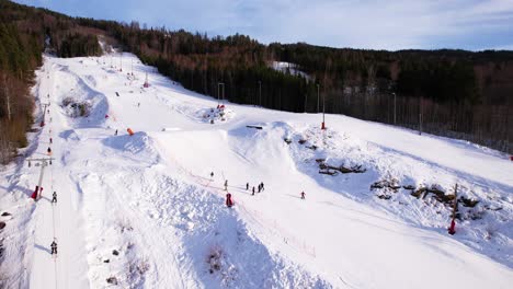 Skifahrer-Genießen-Das-Fantastische-Wetter-Auf-Einer-Wunderschönen-Skipiste-In-Vikersund,-Norwegen