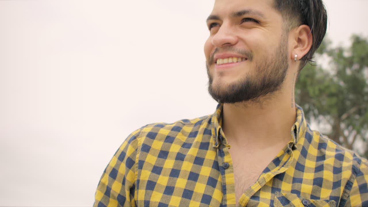 bell'uomo che si trova sulle scale utilizzando il computer portatile all'aperto