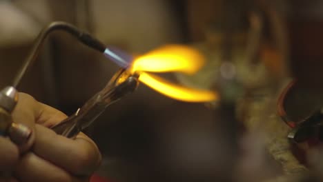 orfebre italiano en el trabajo construyendo un compromiso o un anillo de bodas