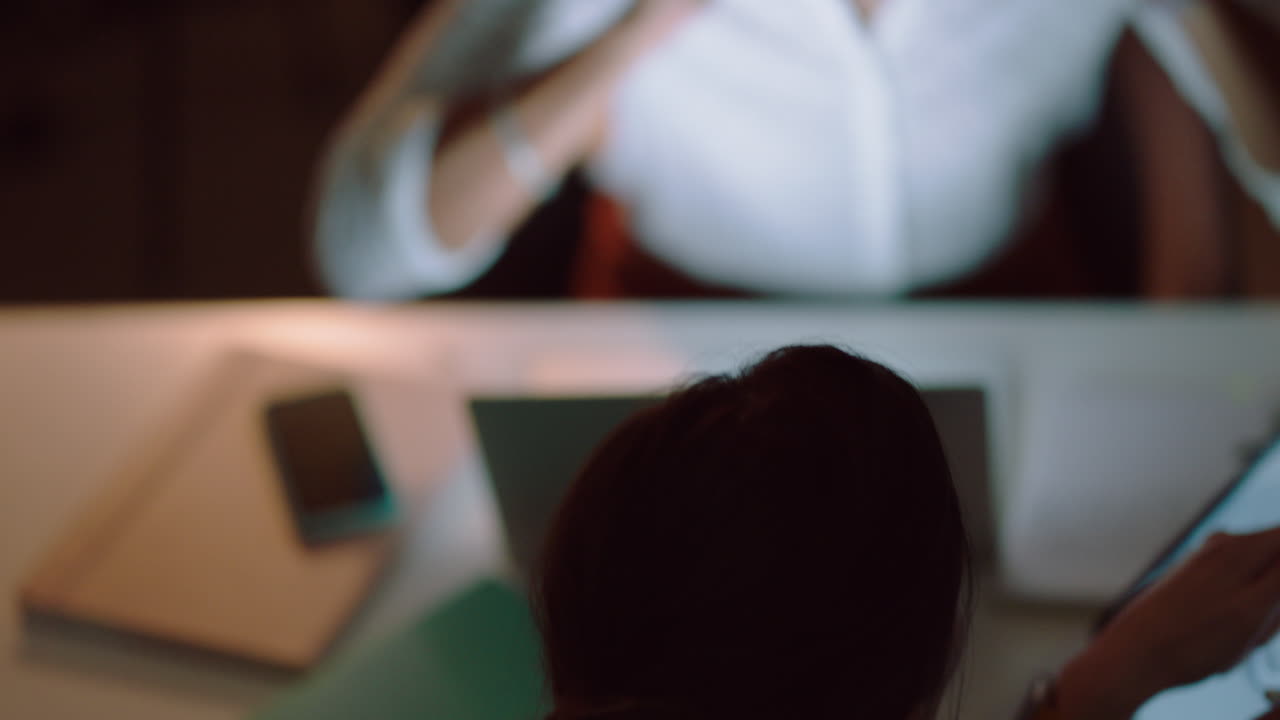 비즈니스 팀은 늦게 일합니다. 여성 엔지니어들은 태블릿 컴퓨터 기술을 사용하여 자전거를 설계합니다. 스크린에서 3d 모델을 보며 저녁에 사무실에서 아이디어를 모으고 밤에 탑 뷰를 사용합니다.