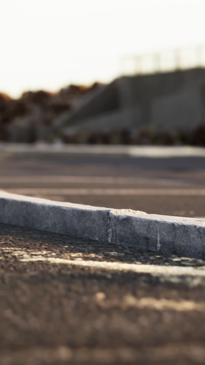 cerca de una acera de la acera