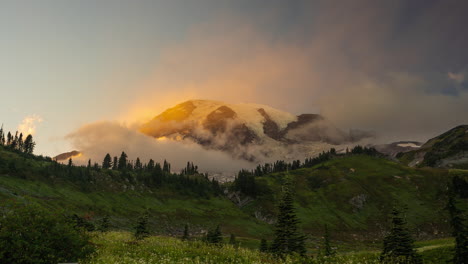 estado de washington, estados unidos, lapso de tiempo de las nubes moviéndose bajo la cumbre del estratovolcán, monte rainer