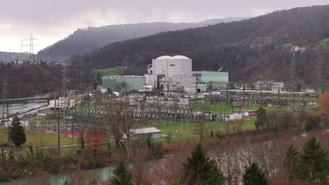 planta de energía nuclear refrigerada por el río beznau con red eléctrica, camión lateral de drones 4k